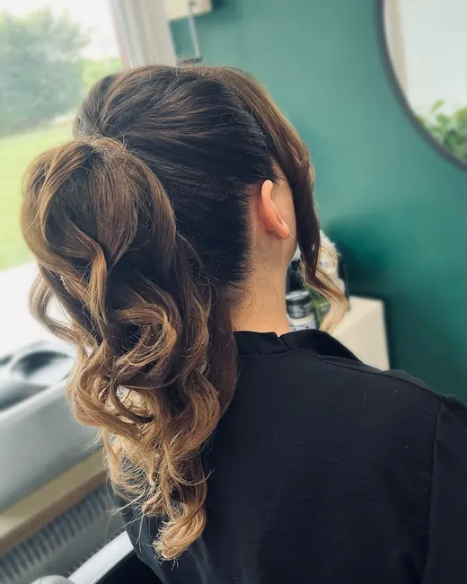 Wysoki kucyk w falach. Praca salonu Loca Loca w Krasnymstawie
