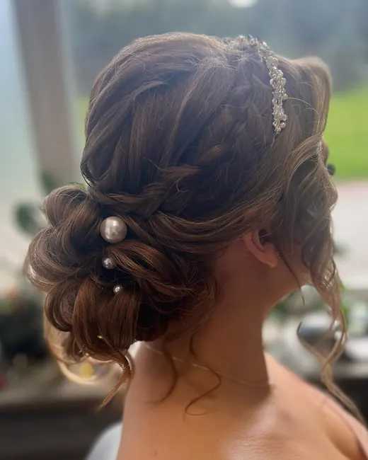 Niskie upięcie w stylu boho. Praca salonu Loca Loca w Krasnymstawie
