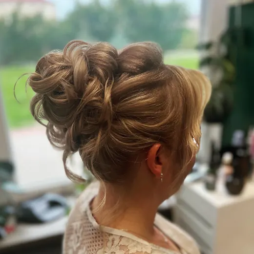 Wysokie upięcie. Praca salonu Loca Loca w Krasnymstawie