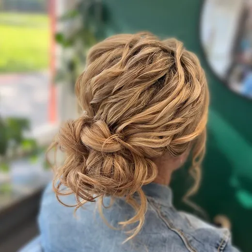 Upięcie z loków, boho. Praca salonu Loca Loca w Krasnymstawie