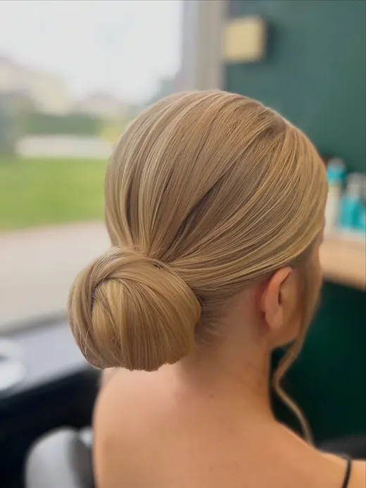 Glam, niski kok. Praca salonu Loca Loca w Krasnymstawie