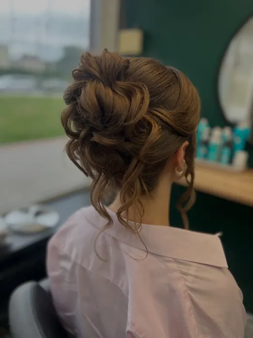 French twist. Praca salonu Loca Loca w Krasnymstawie