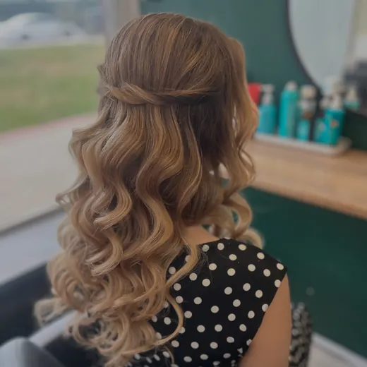 Fryzura ślubna, półupięcie. Praca salonu Loca Loca w Krasnymstawie